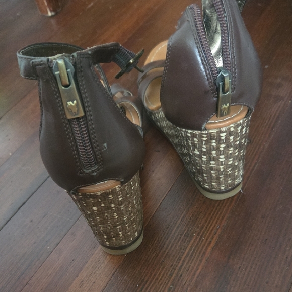 libby. edelman Brown Wedge Shoes with Stylish Design - Picture 5 of 6